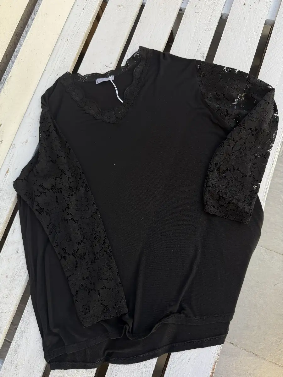 TOP A DENTELLE  TAILLE GOURMANDE