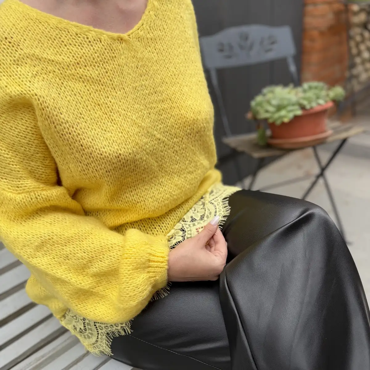 PULL MAILLE,  COL V ET BAS DENTELLE