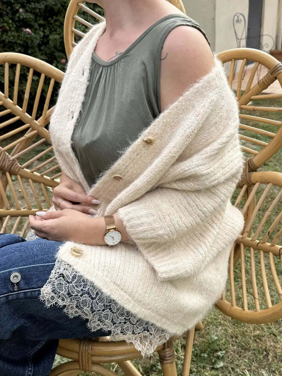 GILET GROSSES MAILLES ET DENTELLE.    TAILLE GOURMANDE