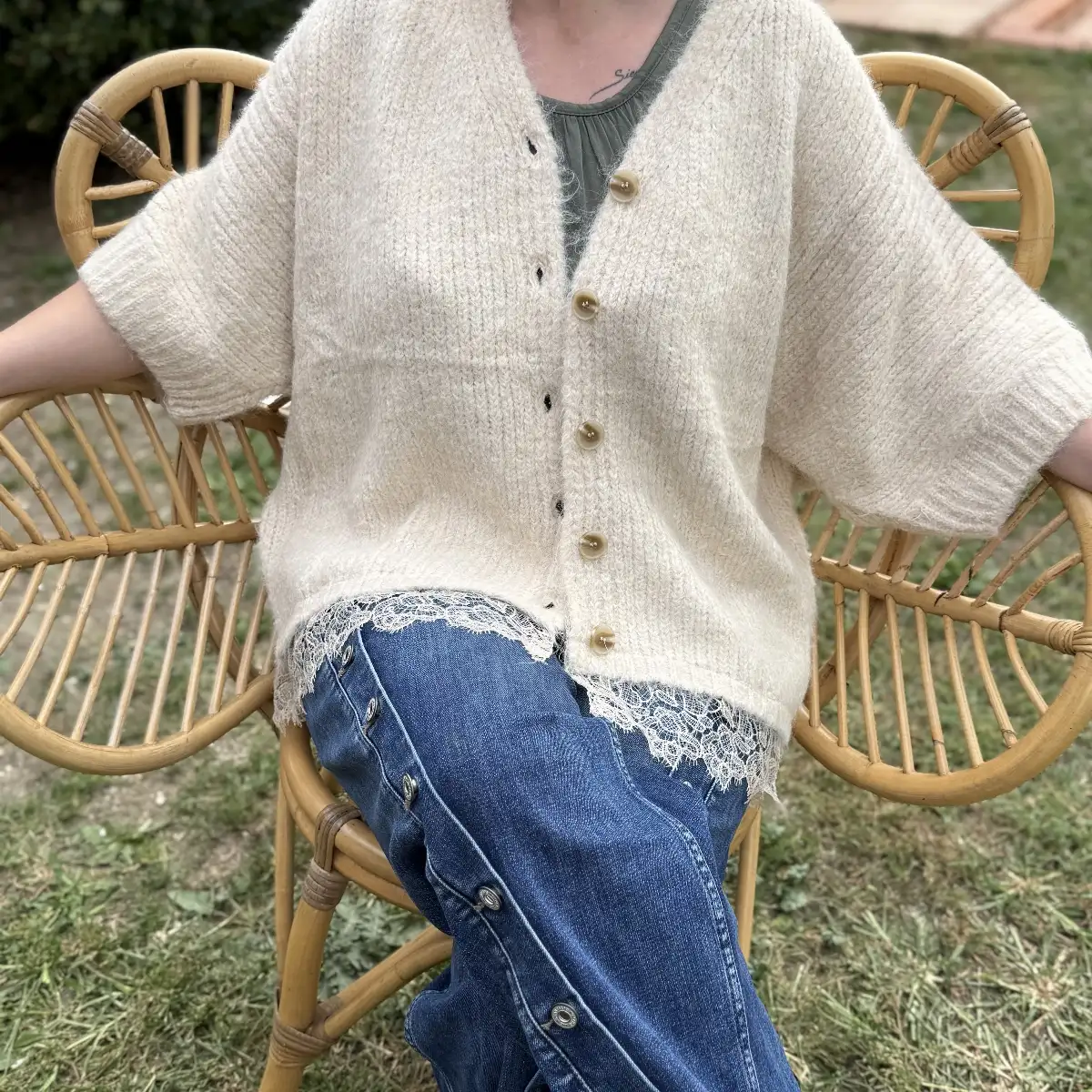 GILET GROSSES MAILLES ET DENTELLE.    TAILLE GOURMANDE