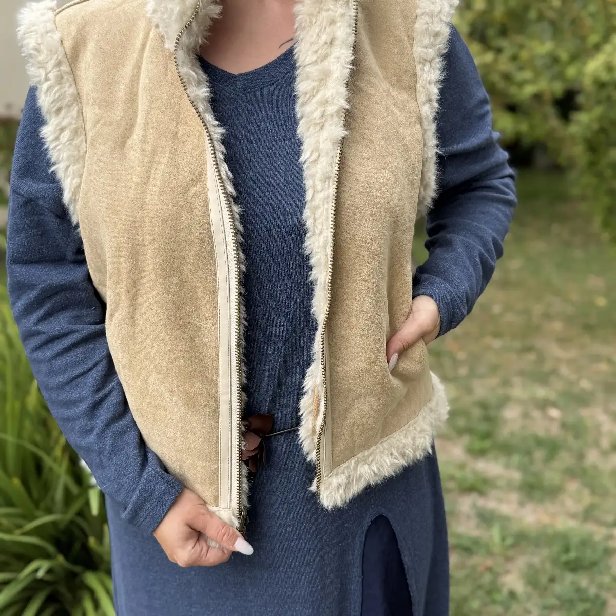 GILET SANS MANCHE FAUSSE FOURRURE ET ZIP