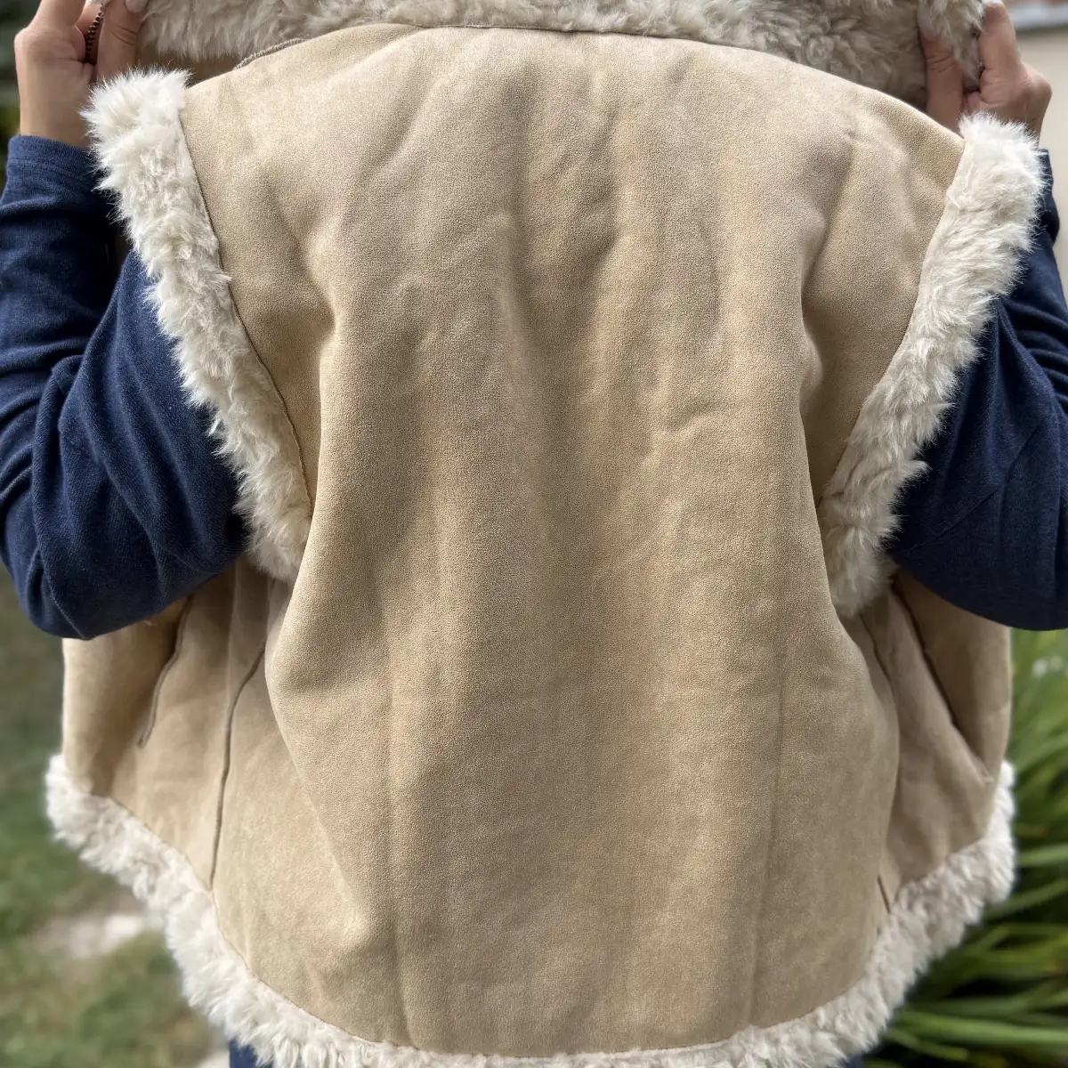 GILET SANS MANCHE FAUSSE FOURRURE ET ZIP