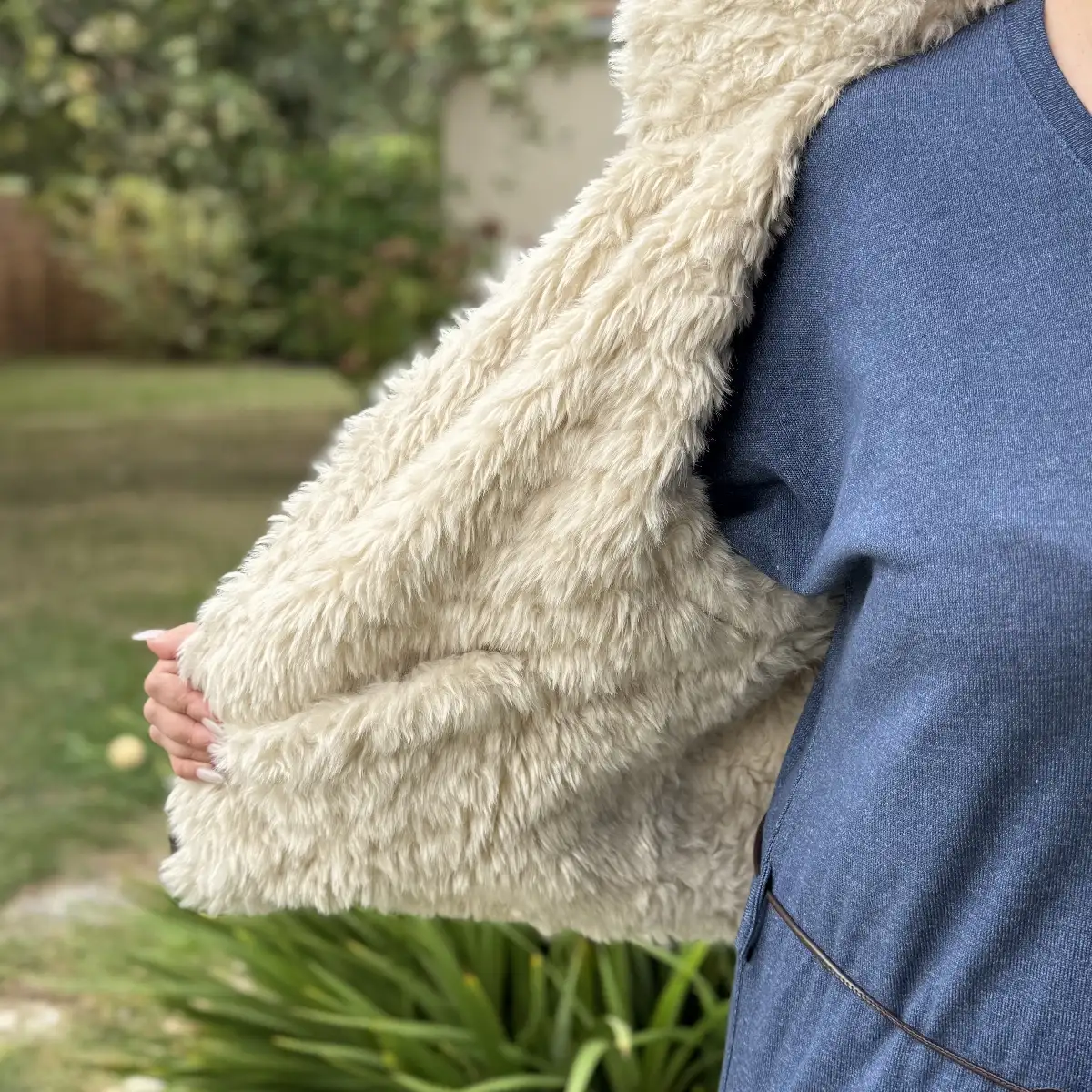 GILET SANS MANCHE FAUSSE FOURRURE ET ZIP
