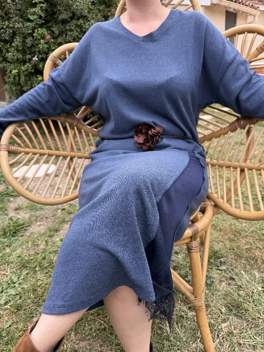 ROBE PULL  MI LONGUE COL V CEINTURE FLEUR ET FENTE SATINEE ET DENTELLE
