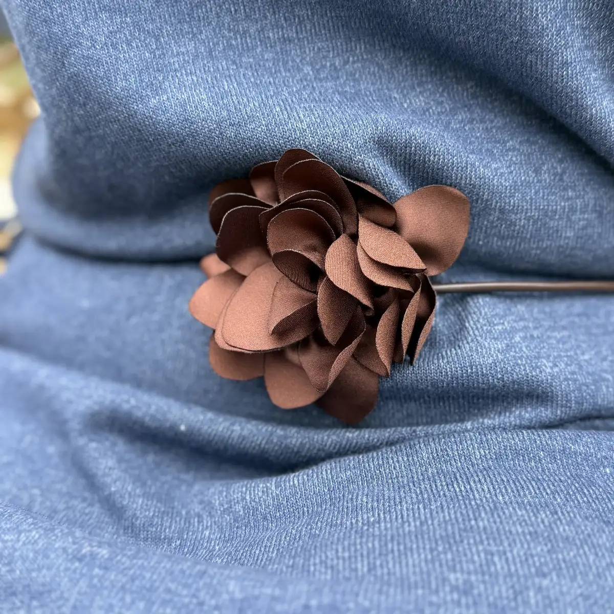 ROBE PULL  MI LONGUE COL V CEINTURE FLEUR ET FENTE SATINEE ET DENTELLE