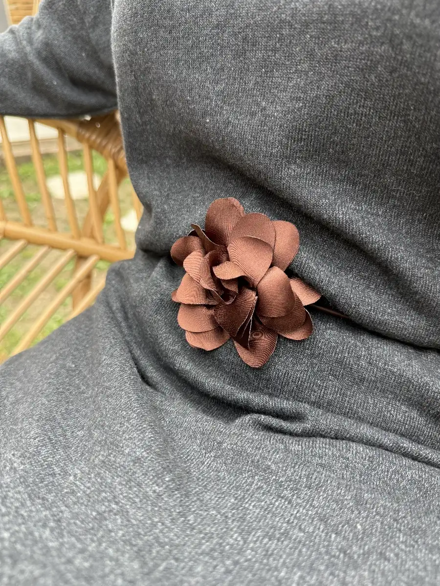 ROBE PULL  MI LONGUE COL V CEINTURE FLEUR ET FENTE SATINEE ET DENTELLE