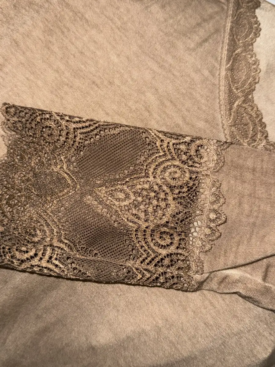 TOP A DENTELLE  « ROULEAU »