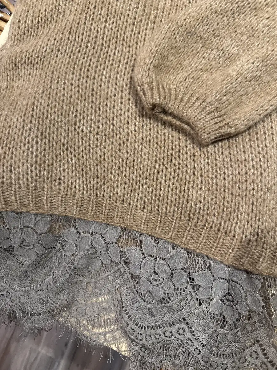 PULL MAILLE,  COL V ET BAS DENTELLE