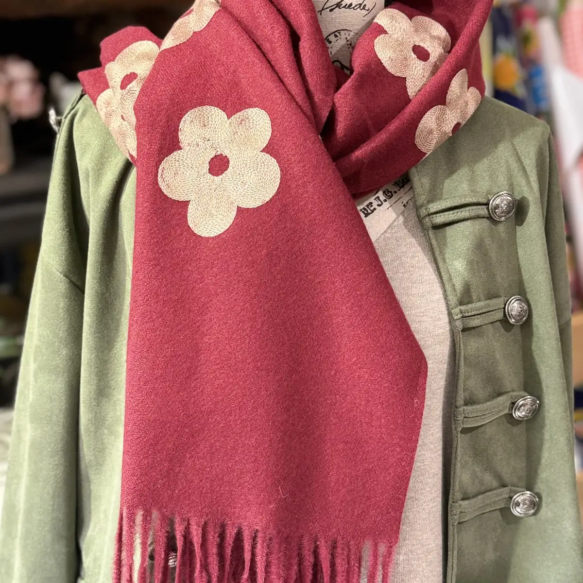 GRANDE ECHARPE AVEC FRANGES BRODEE FLEURS OU COEURS