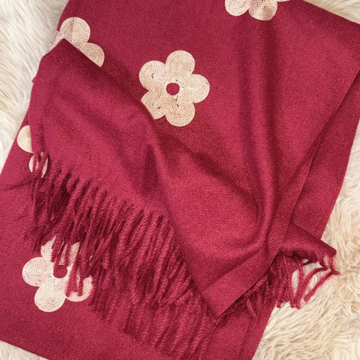 GRANDE ECHARPE AVEC FRANGES BRODEE FLEURS OU COEURS