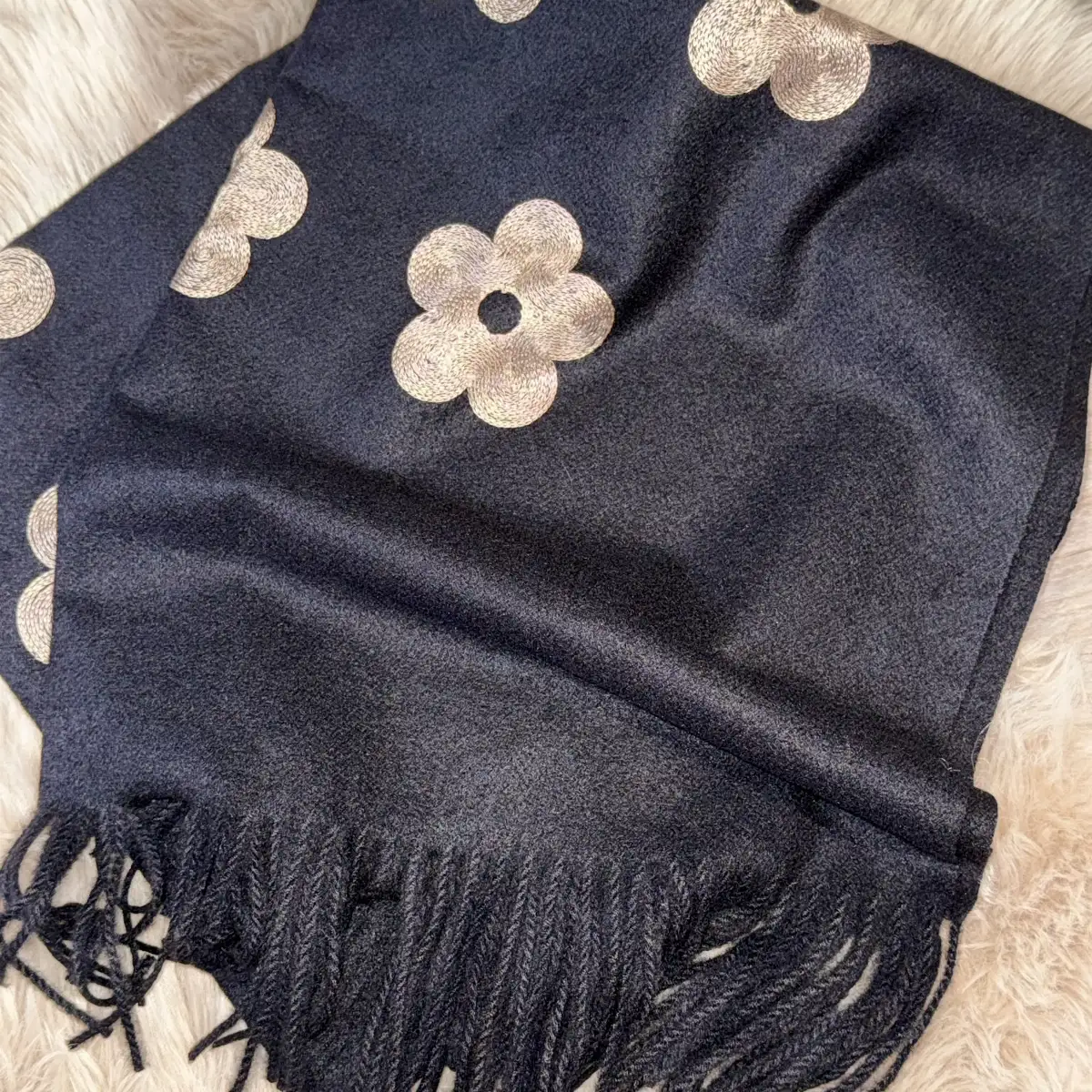 GRANDE ECHARPE AVEC FRANGES BRODEE FLEURS OU COEURS