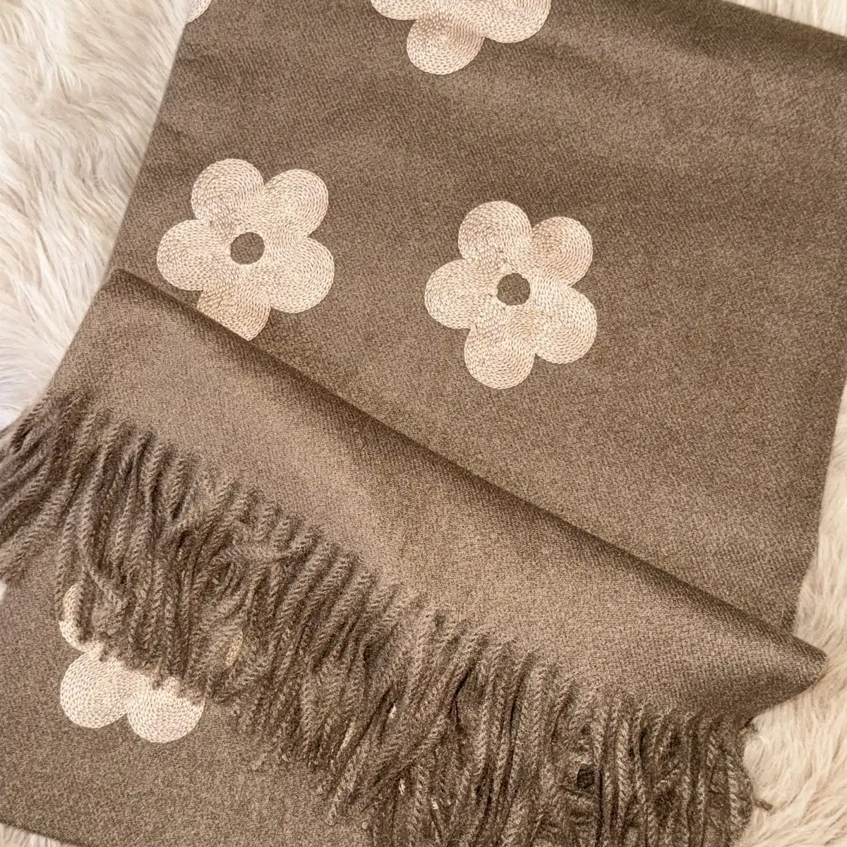 GRANDE ECHARPE AVEC FRANGES BRODEE FLEURS OU COEURS