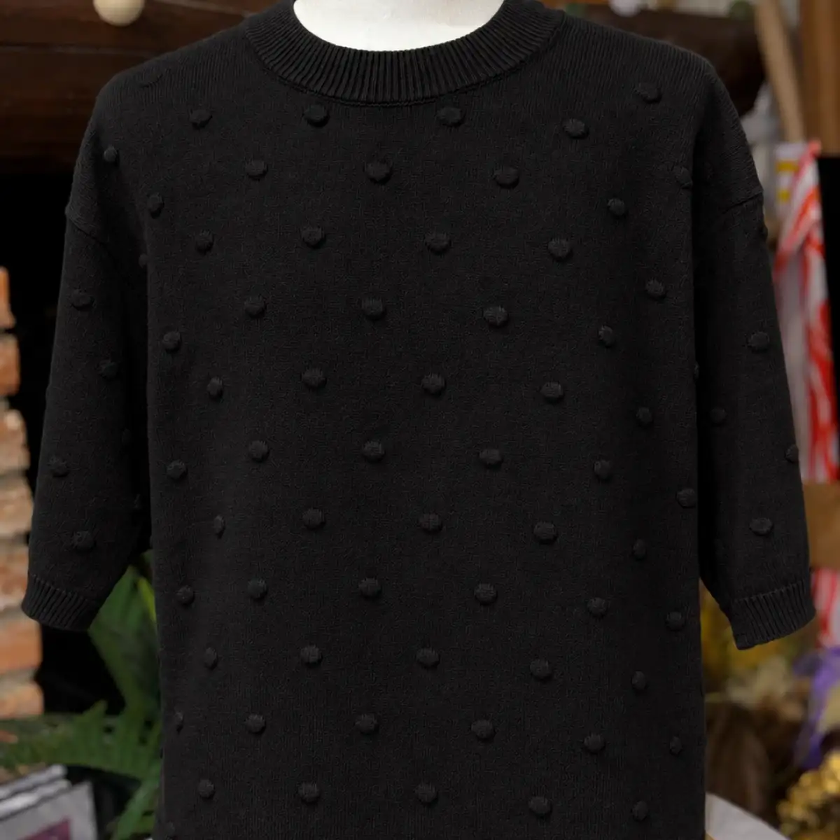 PULL COL ROND, MANCHES 3/4, POIS RELIEF TRICOTES DANS LA MAILLE