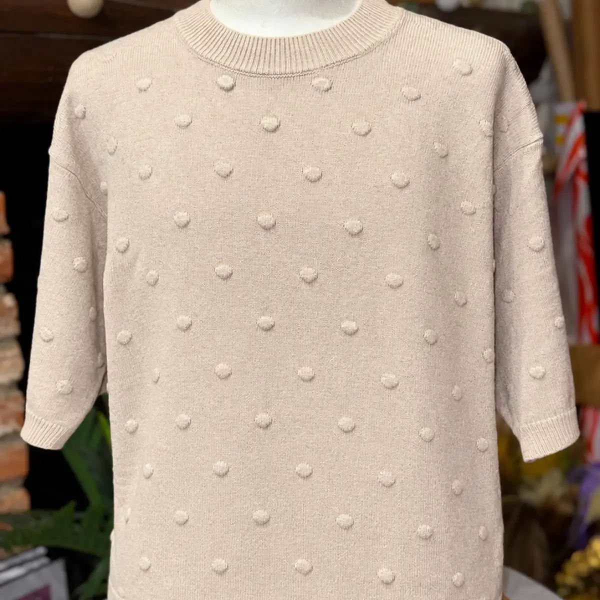 PULL COL ROND, MANCHES 3/4, POIS RELIEF TRICOTES DANS LA MAILLE